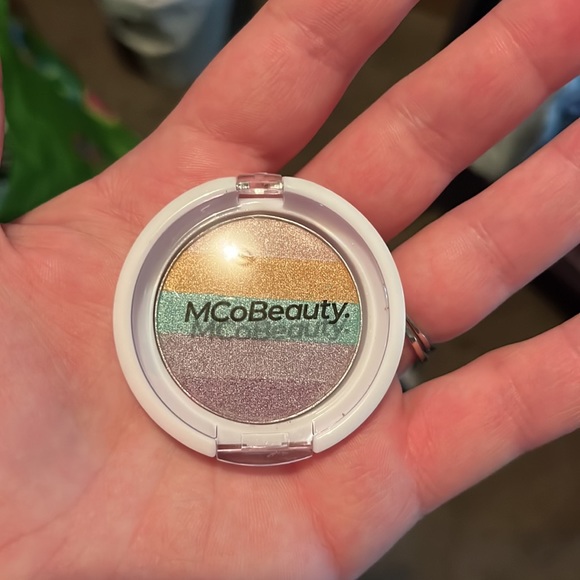 MCOBeauty. Mermaid Glow Highlighter - Picture 3 of 4